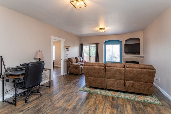 Building Photo - Bright and Airy 2-Bedroom Condo in Charmin...