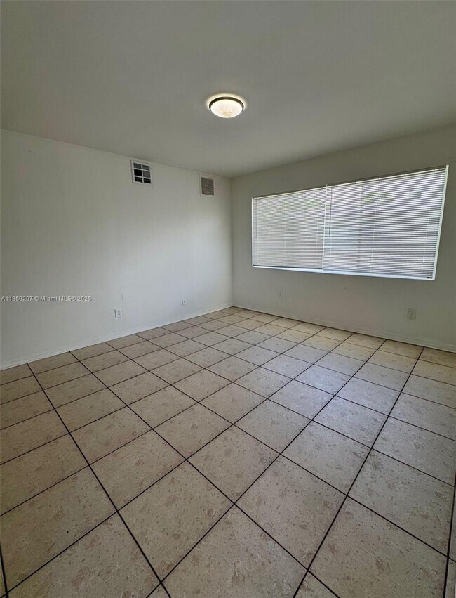Foto del edificio - 670 NE 88th Terrace