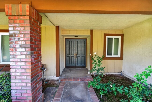 Building Photo - Canyon Crest Home