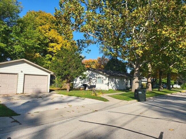 Building Photo - 709 Evans Ave