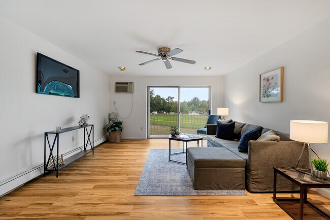 Living - 34 Hamilton Rd