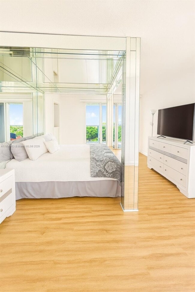 Foto del edificio - 100 Bayview Dr