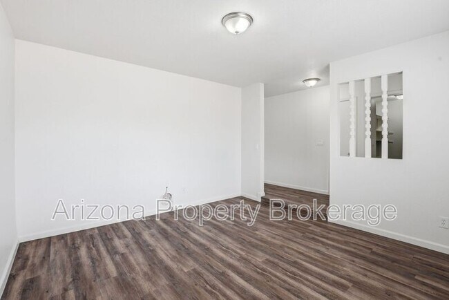 Foto del edificio - 3433 E Enid Ave