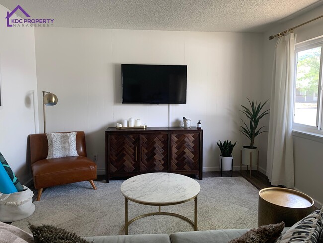 Building Photo - 2073 W Sheffield Manor