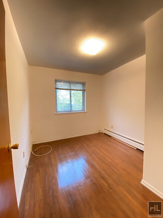 Building Photo - Over sized 3 br apt only $2750 Upper Ditma...