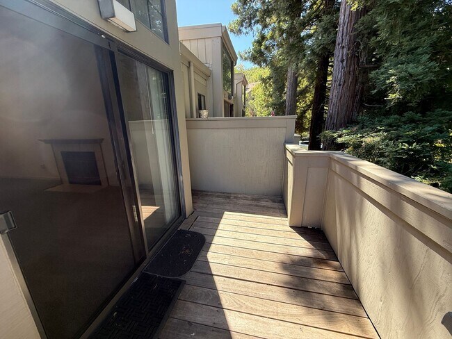 Foto del edificio - SPACIOUS TWO BED / TWO BATH UPPER-LEVEL CO...