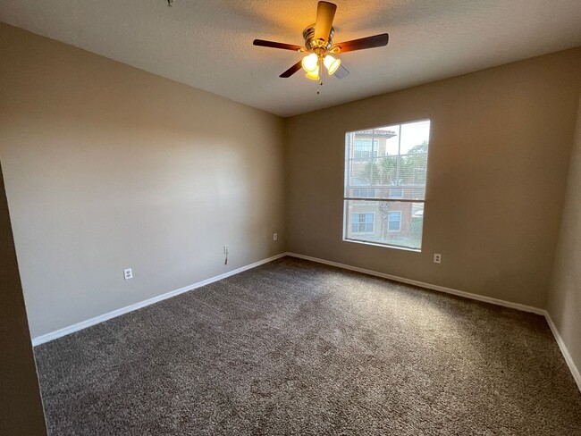 Building Photo - Charming 2-Bedroom Condo for Rent in Metro...