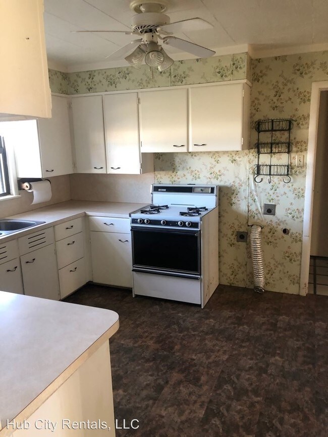 Building Photo - 3 br, 2 bath House - 413 E. 4th Street