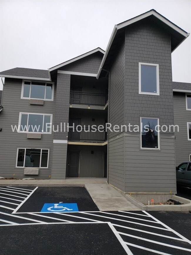 Building Photo - 1100 Q St