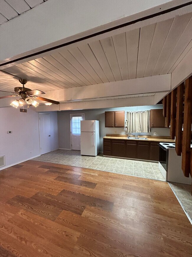 Building Photo - Charming Duplex with Modern Amenities in T...