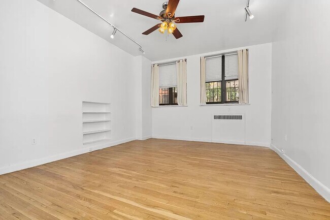 Building Photo - 210 East 31st Street