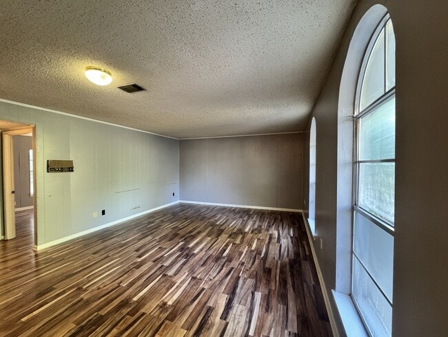 Building Photo - 203 E John Sims Pkwy