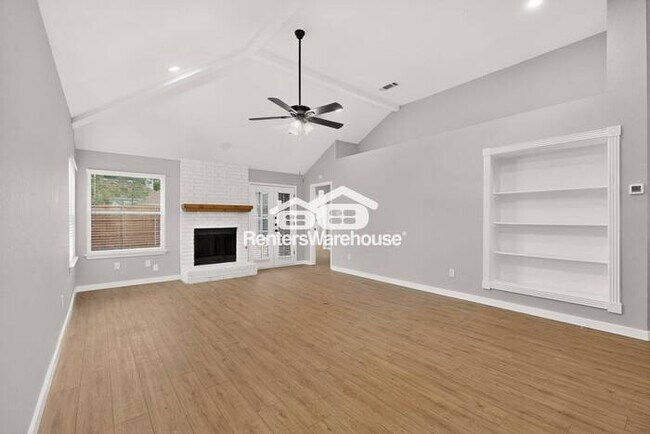 Foto del edificio - Renovated Open Floor Plan In Carrollton