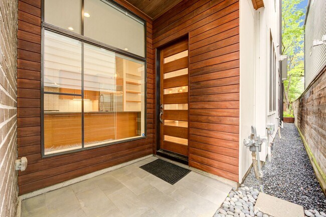 Building Photo - Gorgeous 4bed/ 4.5 bath Townhome!