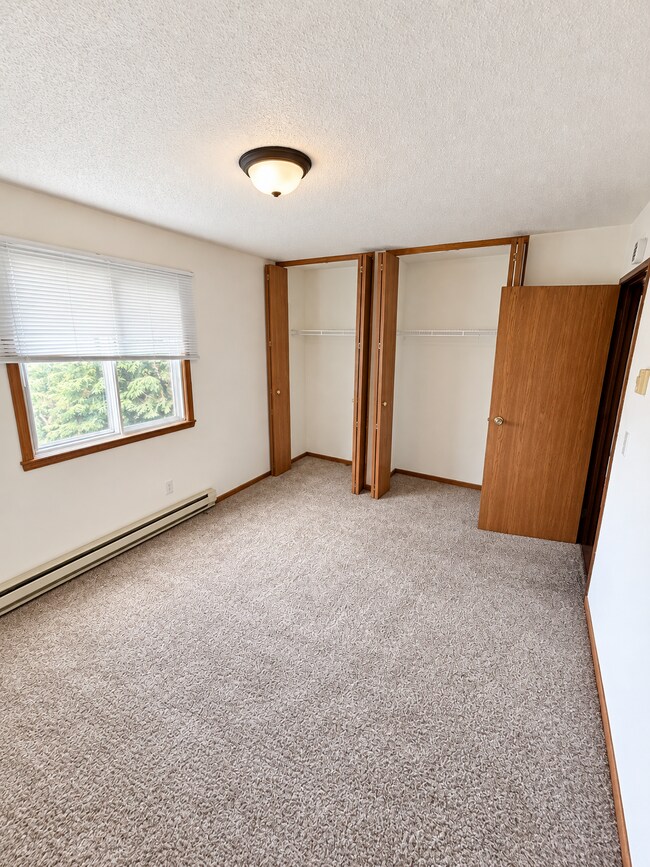 Building Photo - Great location 2 bedroom aparment near MSUM available now!
