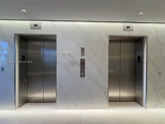 Foto del edificio - 540 Brickell Key Dr