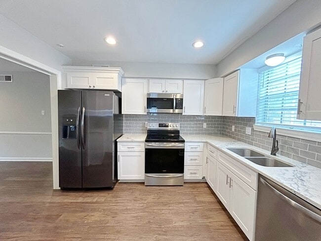 Building Photo - 2 Bedroom townhouse in Capital Heights