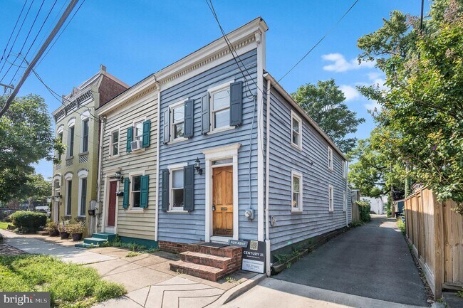 Building Photo - 912 Princess St