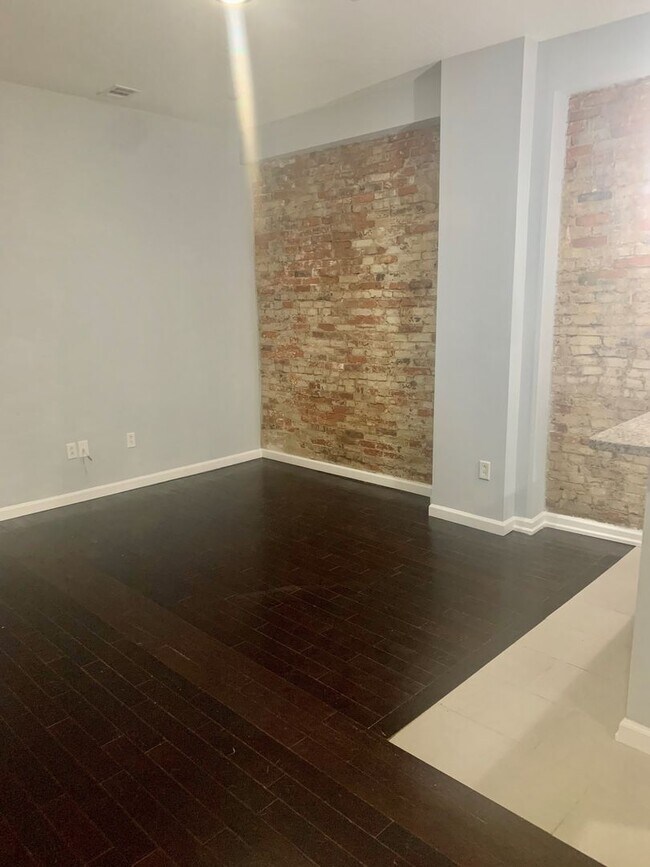 Foto del edificio - Stunning 2-Bedroom Apartment with Garage! ...