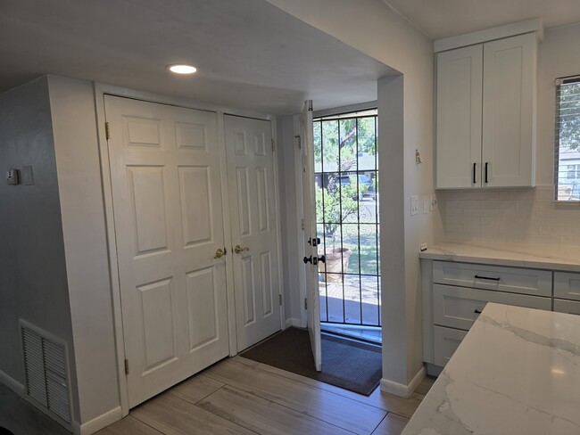 Building Photo - 1610 E Palo Verde Dr
