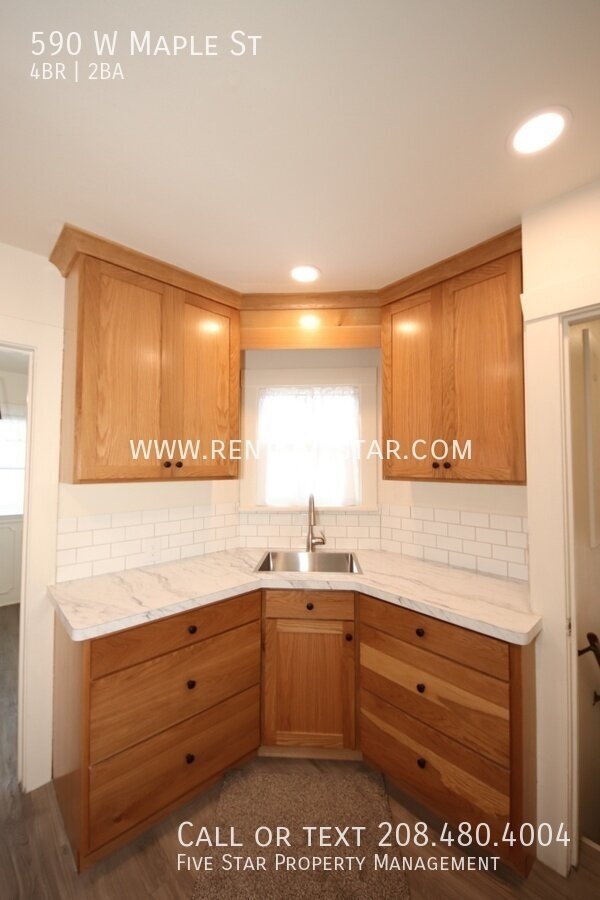 Foto del edificio - 590 W Maple St