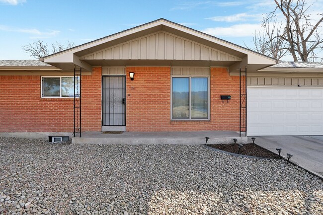 Building Photo - Spacious 3-Bed Gem in Halliday