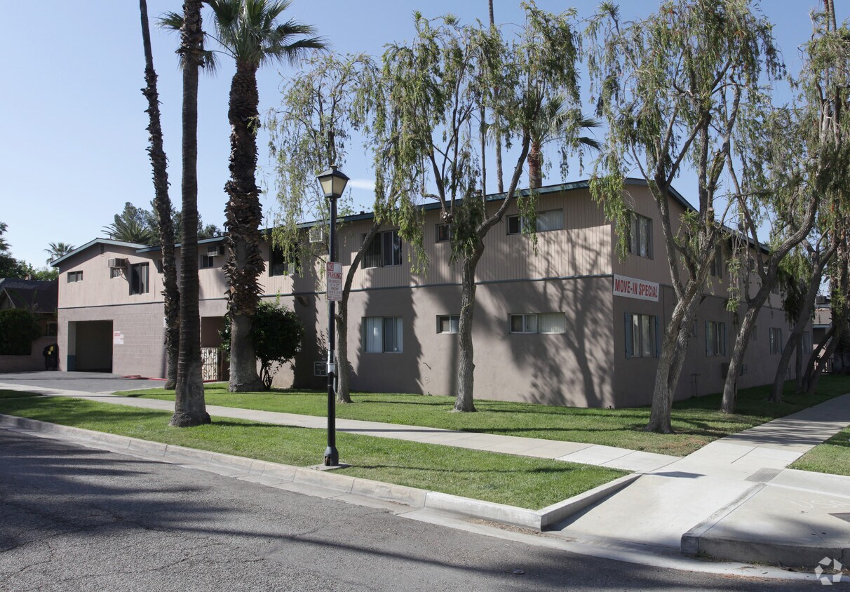 Primary Photo - 3851 Cedar Ave