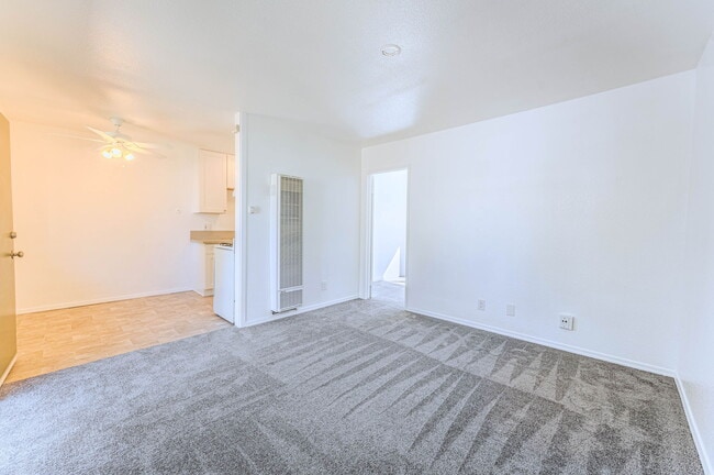 Sala de estar con calentador de pared a gas - 4030 38th St #7