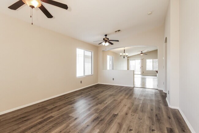 Building Photo - 1105 E Nardini St