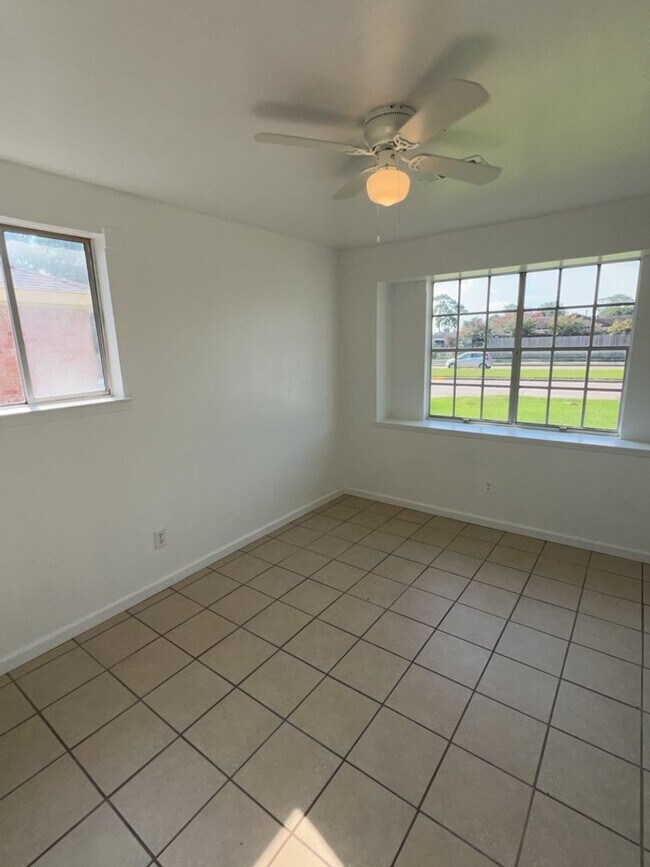 Foto del edificio - 15335 Woodforest Blvd