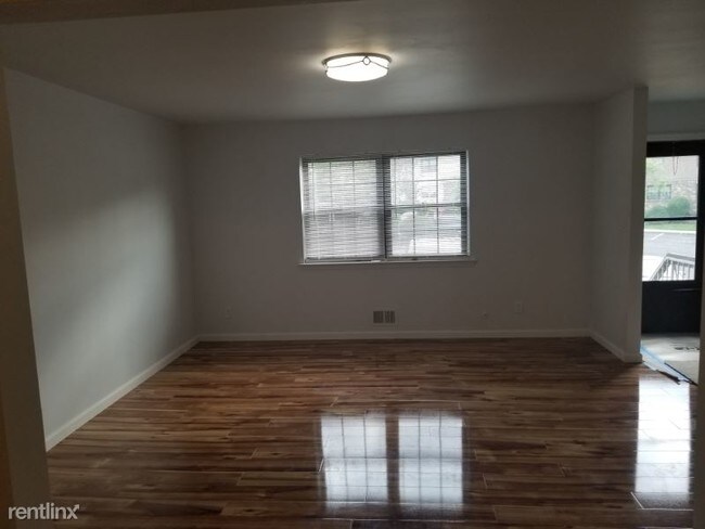 Building Photo - 804 Maple Hill Dr
