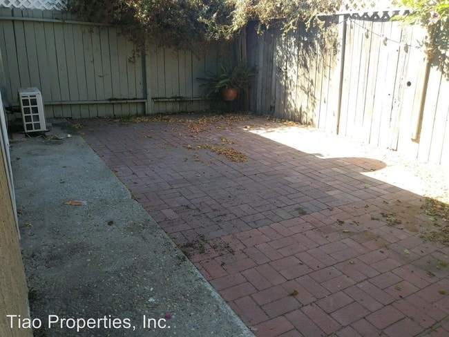Building Photo - 5423-5425 Willowcrest Ave