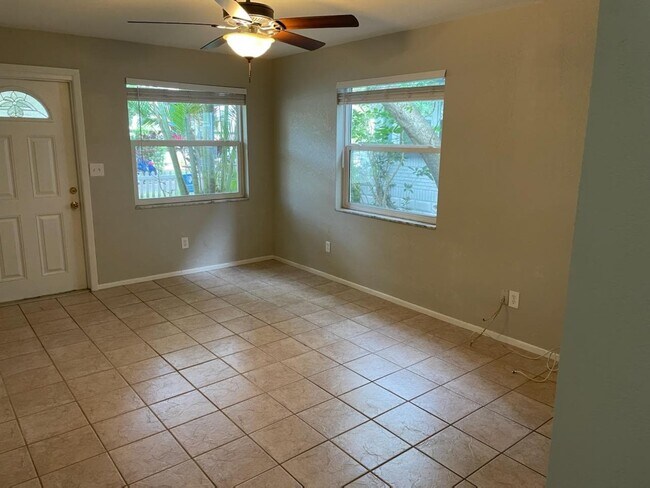 Sala de estar - 323 13th Ave NE