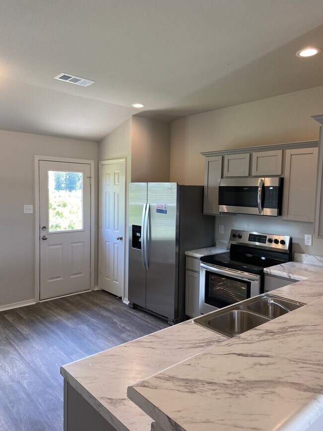 Foto del edificio - *Pre-leasing* Three Bedroom | Two Bath Hom...
