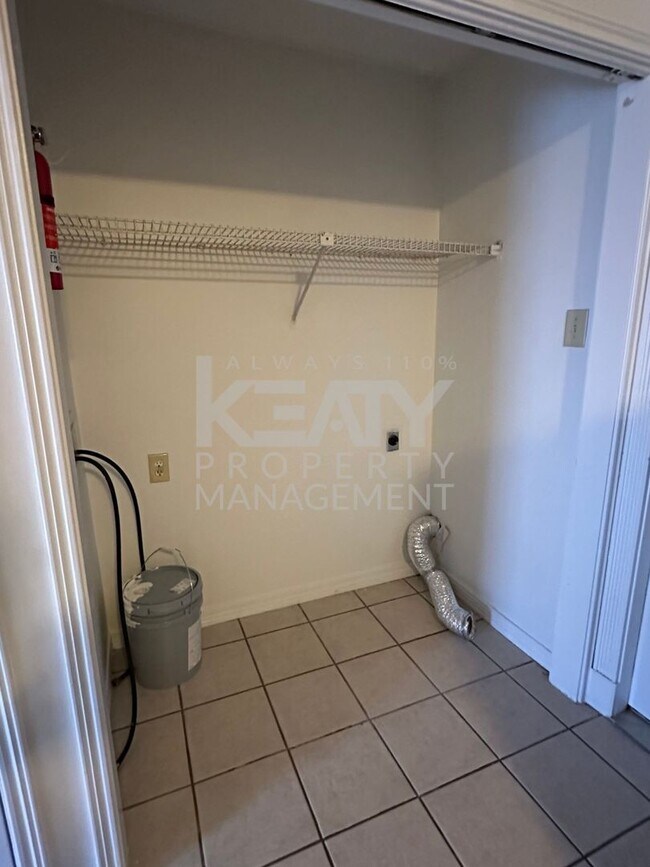 Foto del edificio - 2 Bed / 1.5 Bath Apartment COMING SOON!