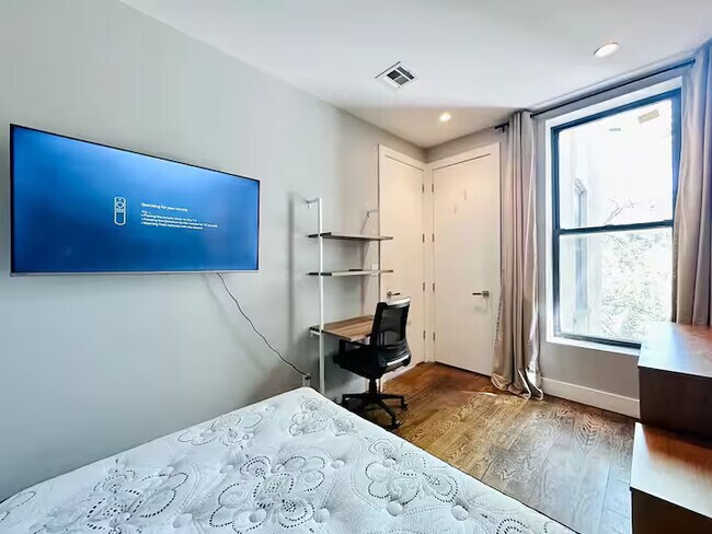 Foto del edificio - Furnished room/NOT APARTMENT