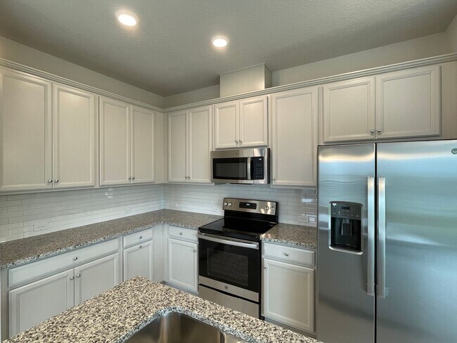 Foto del edificio - 4 Bedroom, 3 Bathroom Corner Unit Town Home!