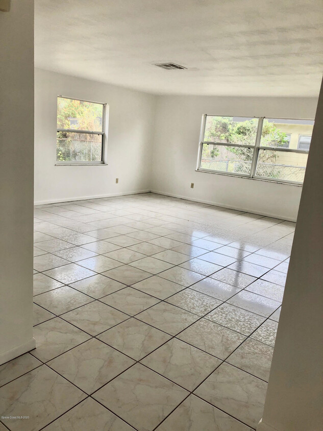Building Photo - 250 Bimini Dr