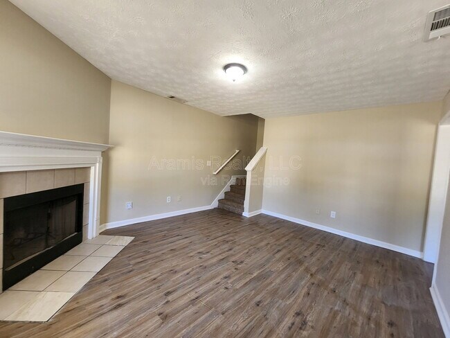 Foto del edificio - 5477 Denny Dr