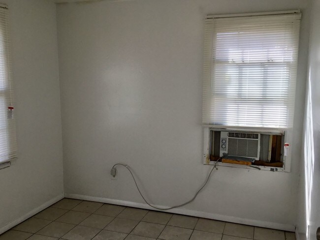Building Photo - 3 br, 1 bath House - 1813 Peachtree