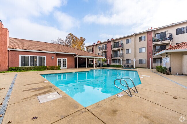 Piscina - Creekside Village Senior Apartments