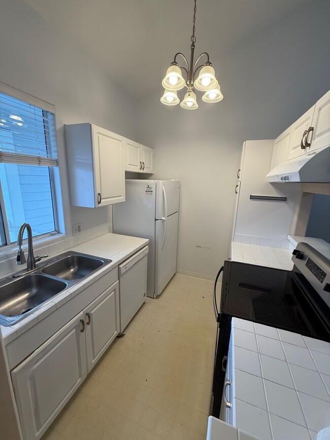 Foto del edificio - $2,500 / 2br - 2 bath, Condo with Lanai (K...