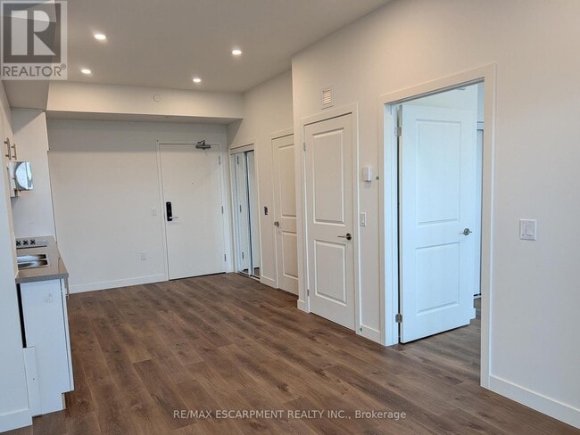 Building Photo - 461 Green Rd