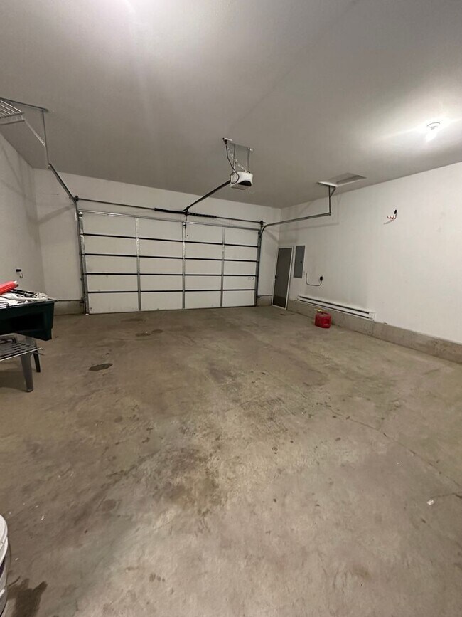 Building Photo - 3 Bedroom Townhome!