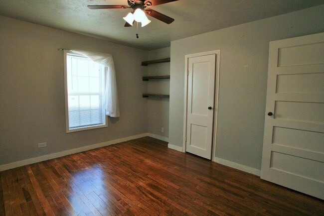 Master Bedroom - 404 Briggs St