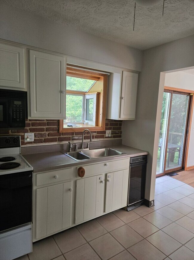 Foto del edificio - Lakeview 3 Bedroom  1.5 Bath  Home for Ren...