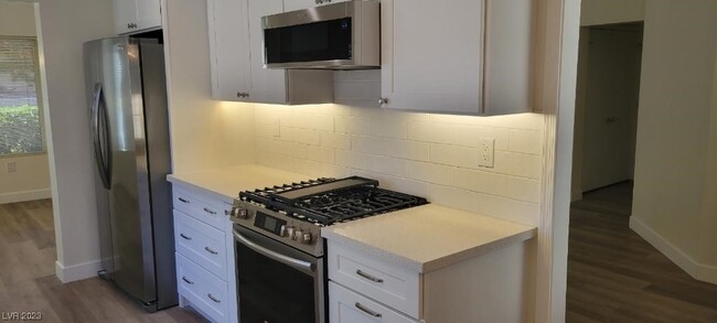 Foto del edificio - 9001 Mountain Gate Dr