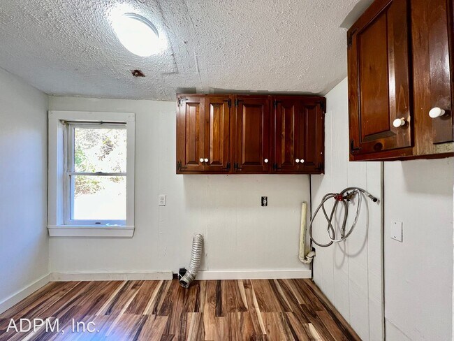 Building Photo - 2 br, 1 bath House - 51 A Dock Lane