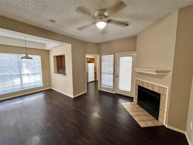 Foto del edificio - 9601 Forest Ln