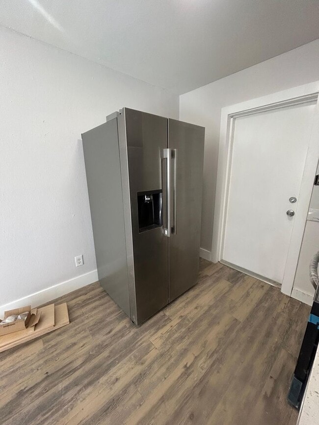 Building Photo - 2/1 updated duplex Tampa Move in Special!!